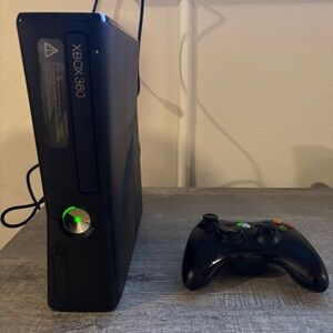 Microsoft Xbox 360 S 4GB Console - Black (1439) w/ controller TESTED